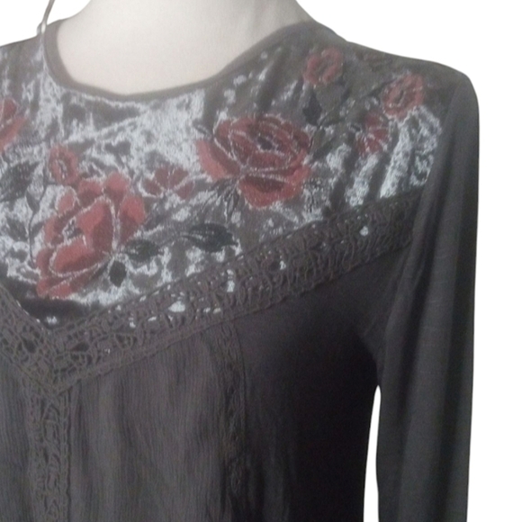 Altar's State Gray Velvet Detail Flutter Long Sleeve Floral Blouse Size Small - Picture 3 of 7
